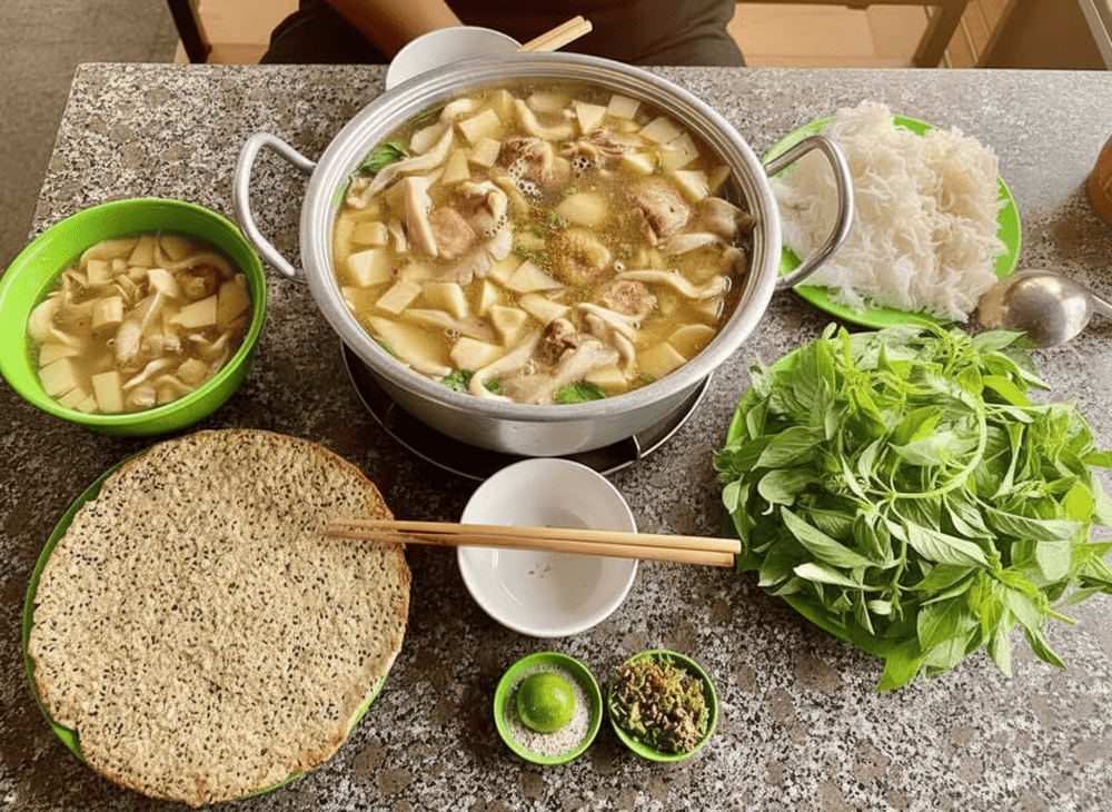 Không gian quây quần bên nồi lẩu nóng hổi càng làm tăng thêm sự ấm áp, đúng chuẩn một bữa ăn đậm chất Đà Lạt